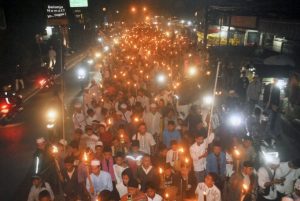 Warga mengikuti pawai obor di Sukasari, Kota Bogor, Jawa Barat, Senin (10/9).